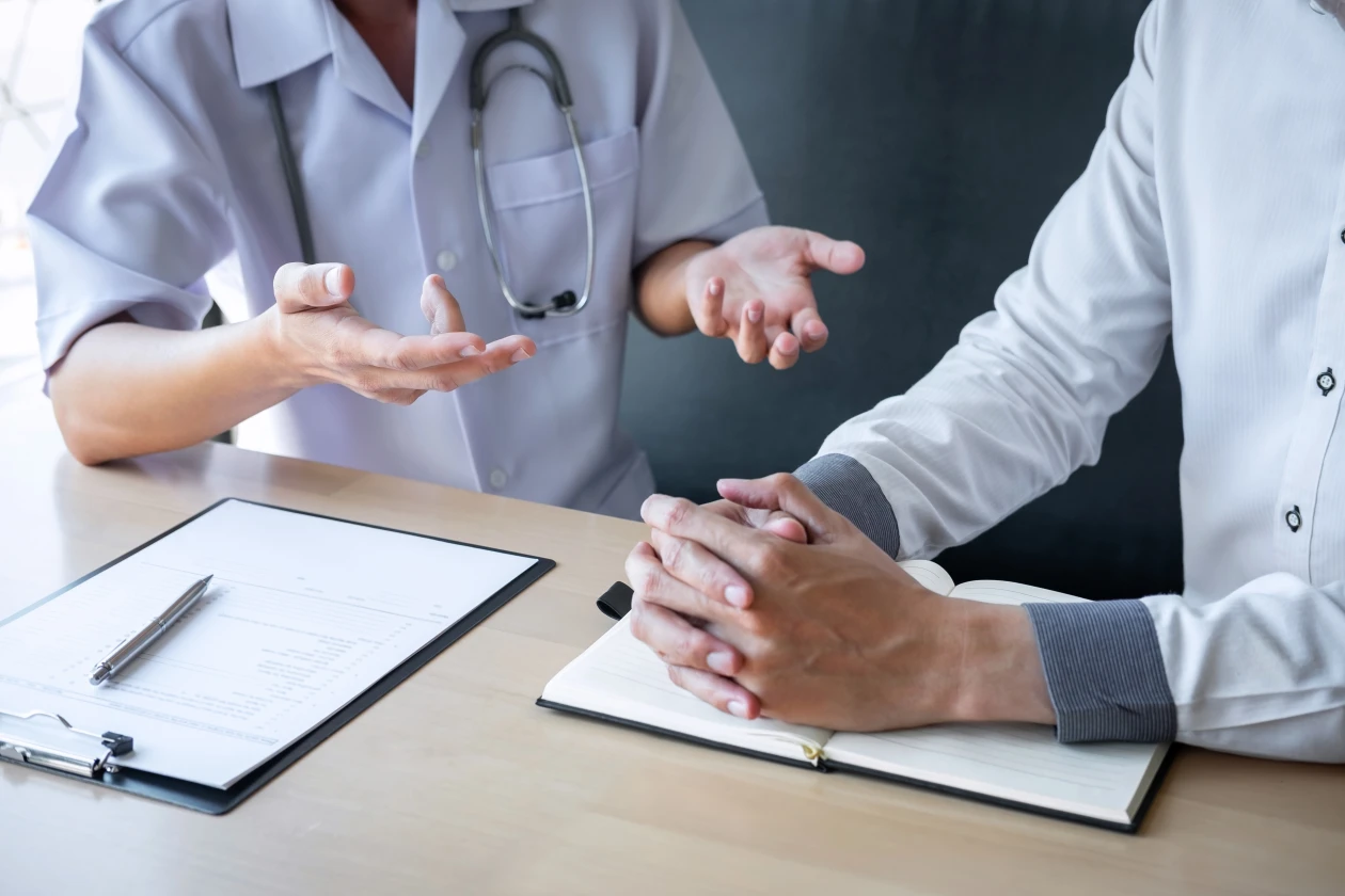 Profesional de salud atendiendo a un paciente bajo estándares de calidad certificados