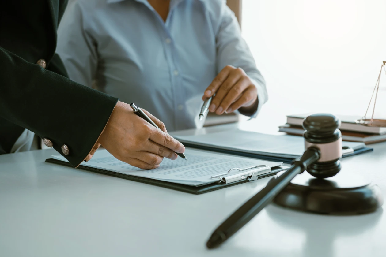 Consumidores recibiendo asesoría legal sobre sus derechos y deberes según la Ley 29571