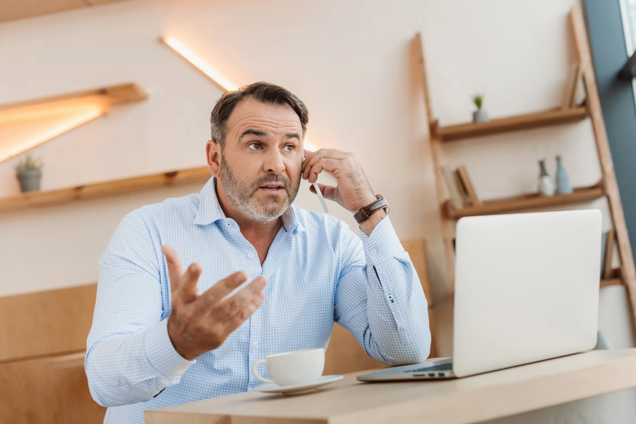 Empresario coordinando por teléfono la integración de los sistemas de su negocio