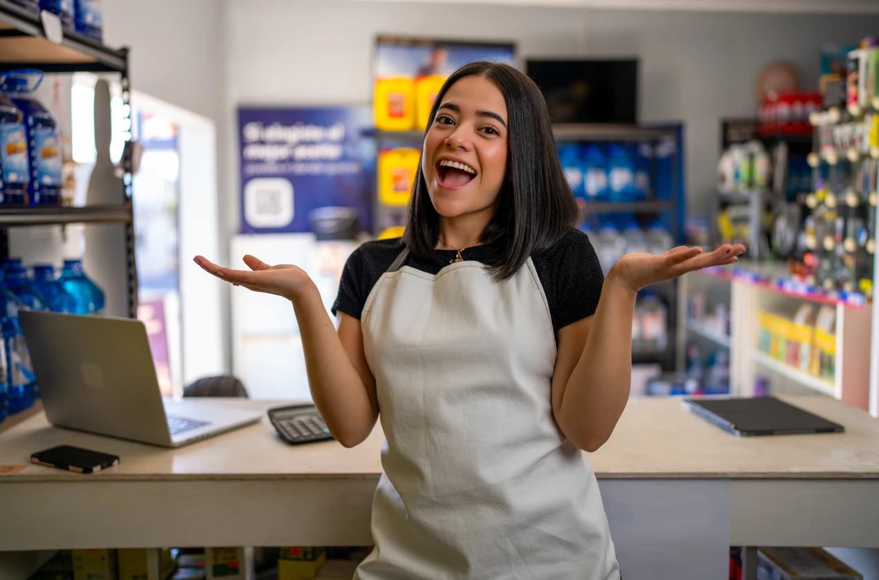 Empresaria entusiasta en su tienda tras implementar el libro de reclamaciones digital